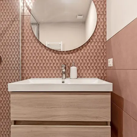 Bilocale Rosa Con Terrazzo 5 Minuti Dalla Stazione דירה
