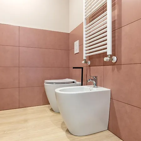 Bilocale Rosa Con Terrazzo 5 Minuti Dalla Stazione דירה